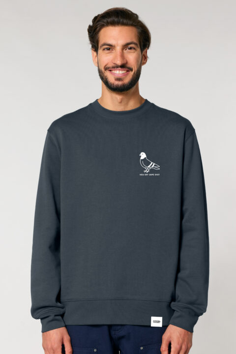 ästhetika Sweatshirt - NEW DAY SAME SHIT taubenblau/weiß Vorderseite