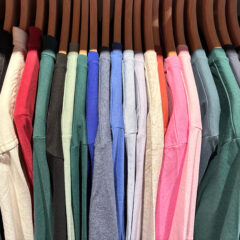 Unsere BASIC Shirts auf Bügeln