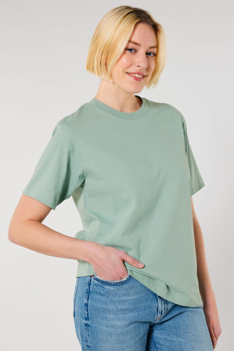 ästhetika T-Shirt Solid – BASIC aloe Frau Vorderseite