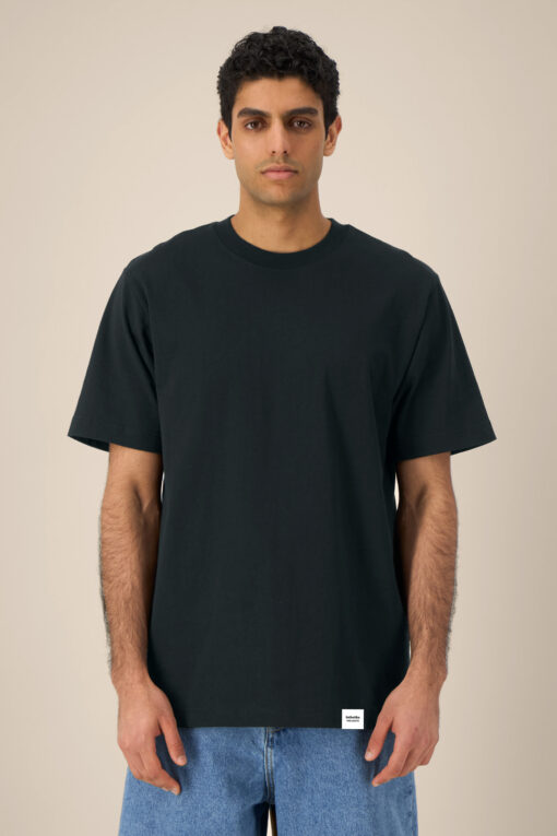&auml;sthetika T-Shirt Solid &ndash; BASIC schwarz Vorderseite