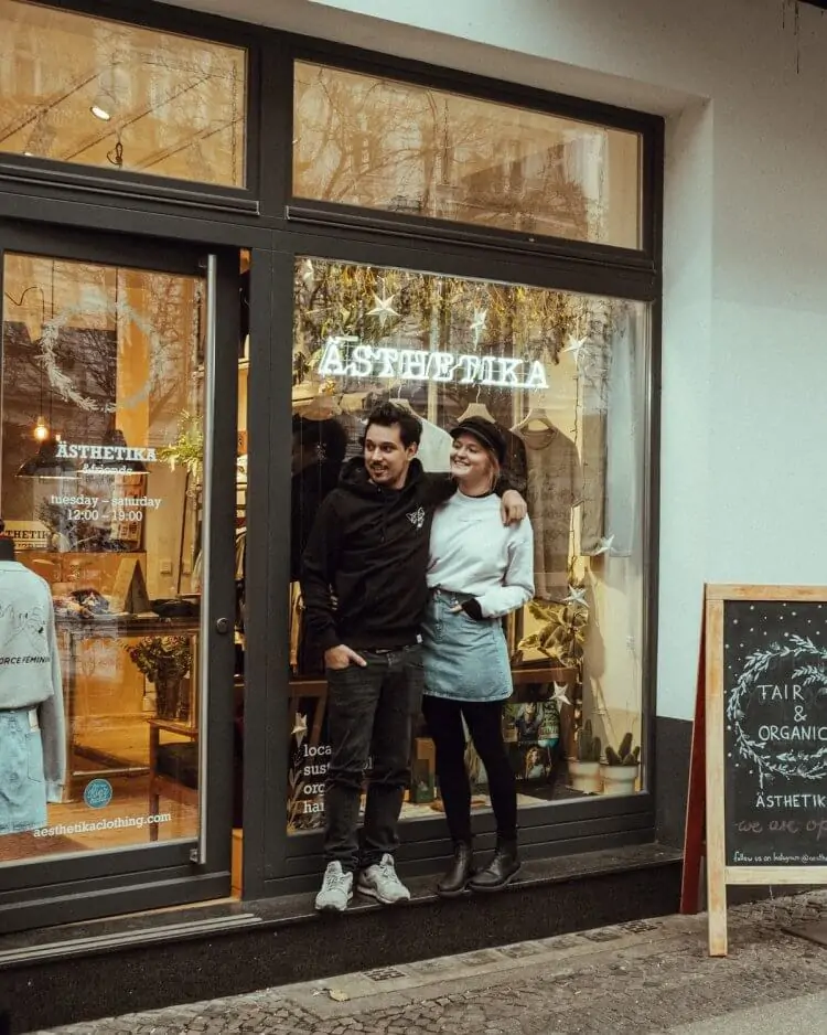 Yves & Malu vor dem ÄSTHETIKA Store.