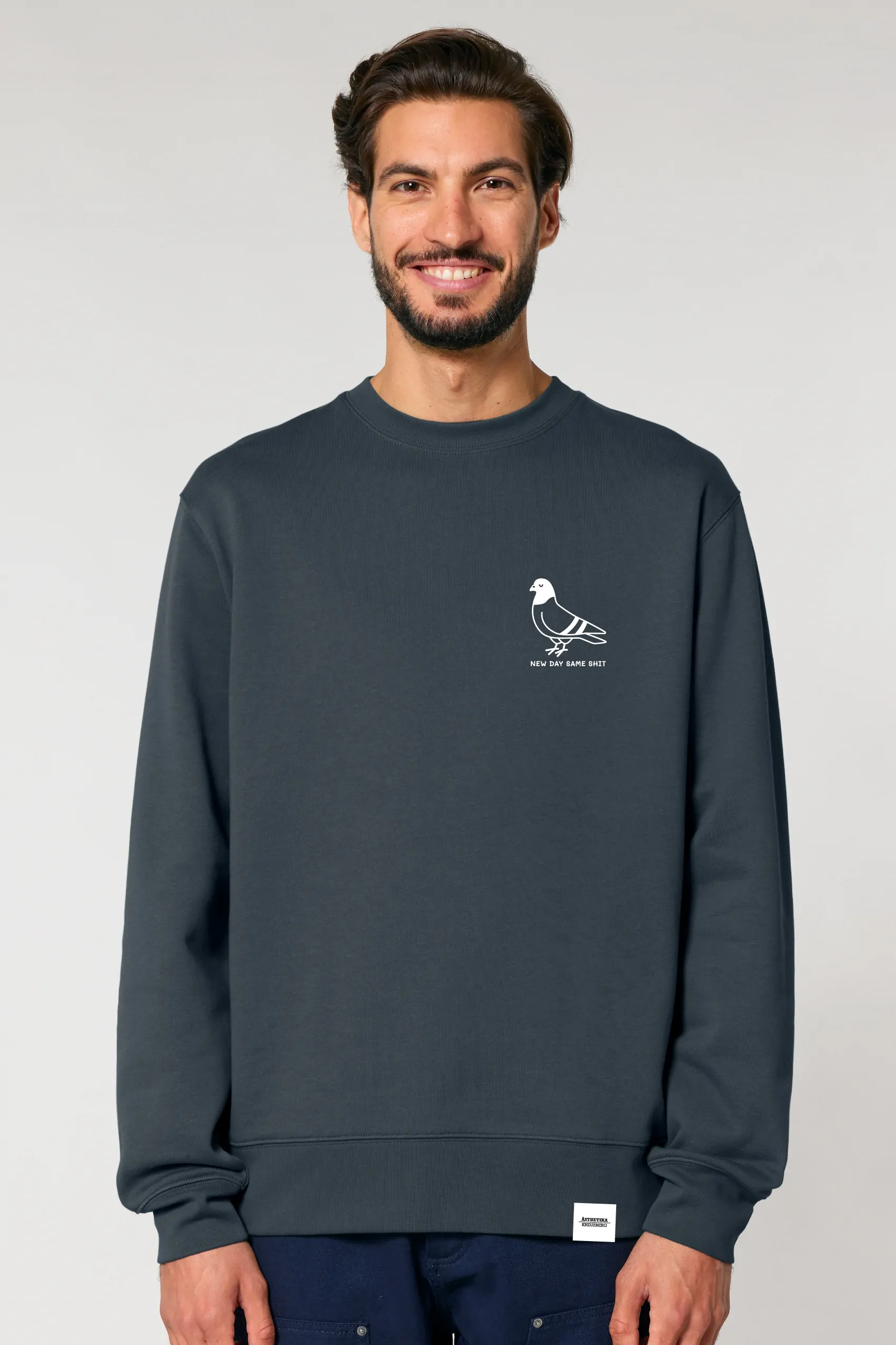 ästhetika Sweatshirt - NEW DAY SAME SHIT taubenblau/weiß Vorderseite