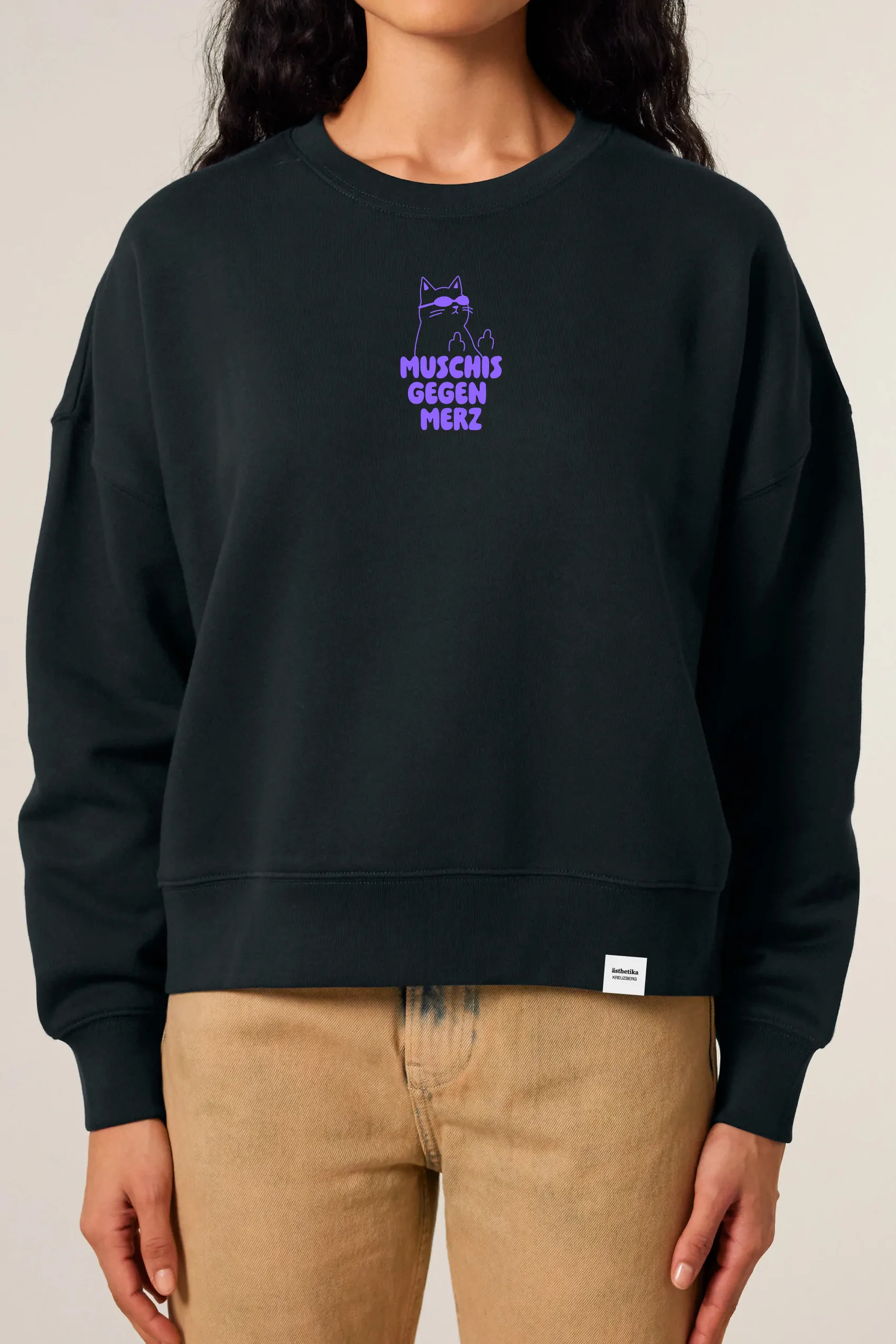 ästhetika Frauen Sweatshirt – MUSCHIS GEGEN MERZ schwarz/lila Vorderseite